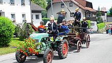 Die Feuerwehr Wutach fuhr mit ihrem Spritzenfahrzeug mit und kühlte die Zuschauer dabei immer mal wieder ab.
