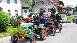Die Feuerwehr Wutach fuhr mit ihrem Spritzenfahrzeug mit und kühlte die Zuschauer dabei immer mal wieder ab.