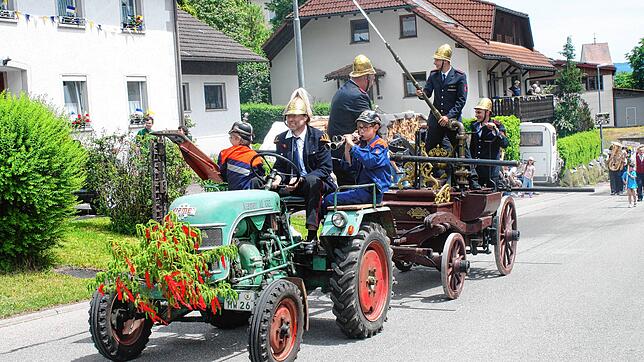 Die Feuerwehr Wutach fuhr mit ihrem Spritzenfahrzeug mit und kühlte die Zuschauer dabei immer mal wieder ab.