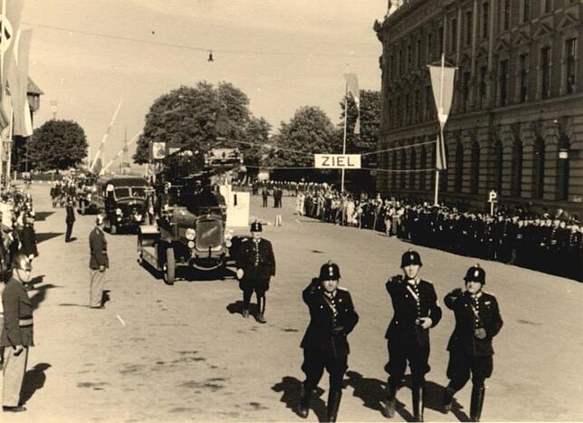 Im Gleichschritt mit Hitlergruß: Ab 1933 wurden die Feuerwehren stramm auf nationalsozialistischen Kurs gebracht (hier bei einer Parade ...