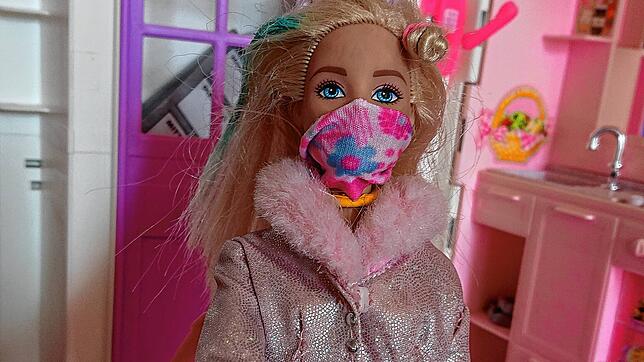 Ungewöhnlich?! Bei uns tragen auch Barbies hin und wieder Mundschutz.