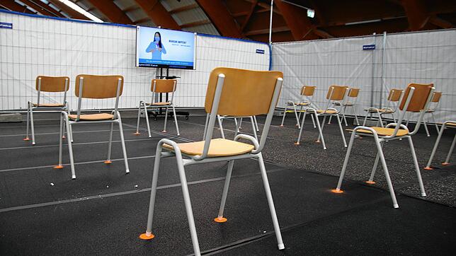 Das Kreisimpfzentrum in der Schwenninger Tennishalle (Archivbild): Bleiben hier zu viele Stühle leer? Die Impfkampagne in der Region stockt.