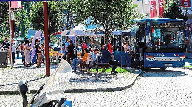 Ganz schön voll ist es beim Einsatz des Impfbusses auf dem Marktplatz in Triberg &ndash; insgesamt 87 Immunisierungen konnten ...
