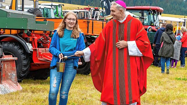 Kurienerzbischof Georg Gänswein segnete Fahrzeuge.