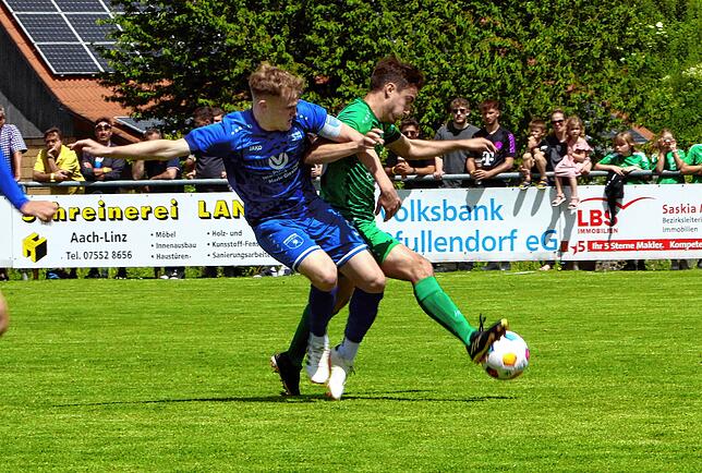 Hier versucht der Möhringer Lukas Klüppel (links) den Aach-Linzer Johannes Blum (rechts) vom Ball zu trennen.