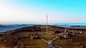 Der Höchsten in einer Drohnenaufnahme aus der Blickrichtung Oberhomberg. Zwischen dem Ortsteil und der Bergkuppe soll in der Tiefe das ...