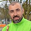 Landschaftsbauer Marc Schüler arbeitet mit drei Kollegen seit Januar an den neuen Grünanlagen auf dem Mantelkopf.