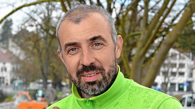 Landschaftsbauer Marc Schüler arbeitet mit drei Kollegen seit Januar an den neuen Grünanlagen auf dem Mantelkopf.
