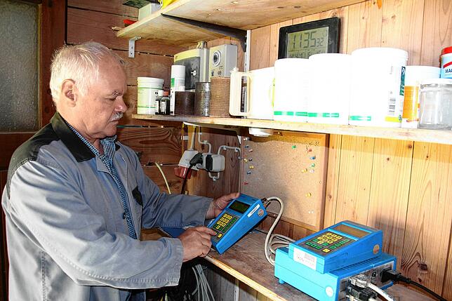Wolfgang Lampert zeigt die technische Messstation, mit der auf die Sekunde genau erfasst werden kann, wann die Tauben in ihren Schlag ...