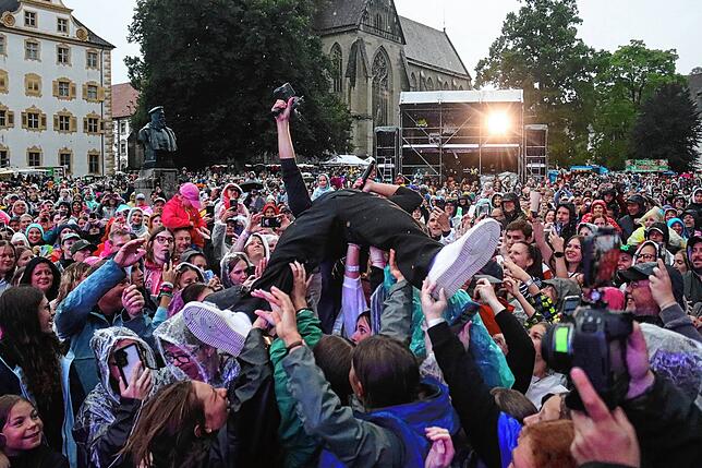 Bild 9: Wincent Weiss singt vor 4500 Besuchern im Regen