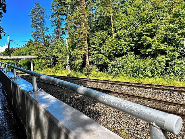 Unser Messpunkt: Die Fußgängerbrücke beim Villinger Kurpark. Hier kommt die Schwarzwaldbahn mehrmals täglich in beiden Richtungen vorbei.