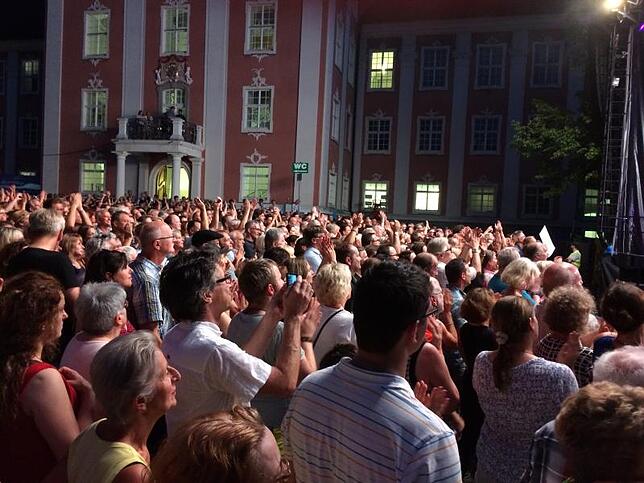 Rund 2800 Besucher bejubeln Tom Jones beim Open-Air-Konzert auf dem Schlossplatz in Meersburg.