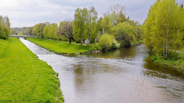 Der Donau-Zusammenfluss von Brigach und Breg in Donaueschingen heute. Gut zu erkennen: der kanalartige Ausbau beider Quellflüsse. Bild: ...