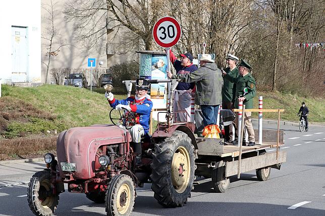 Bild 1: Dorffasnet in Kluftern: Bilder vom Umzug und vom Narrenbaumstellen