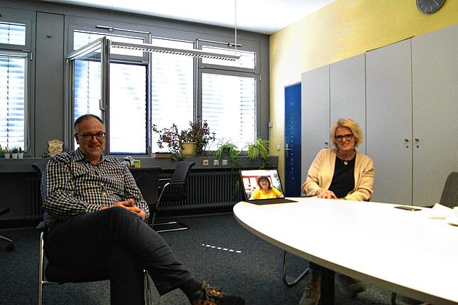 Die Schulen sind mittlerweile geübt in der digitalen Kommunikation: Frank Decker (Leiter der gewerblichen Schulen Waldshut, links) und ...