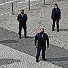 Mitarbeiter des Kommunalen Ordnungsdienstes mit Bürgermeisterin Ute Seifried (links) und Thomas Pöppel, Sachgebietsleiter der ...