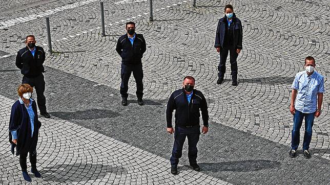Mitarbeiter des Kommunalen Ordnungsdienstes mit Bürgermeisterin Ute Seifried (links) und Thomas Pöppel, Sachgebietsleiter der ...