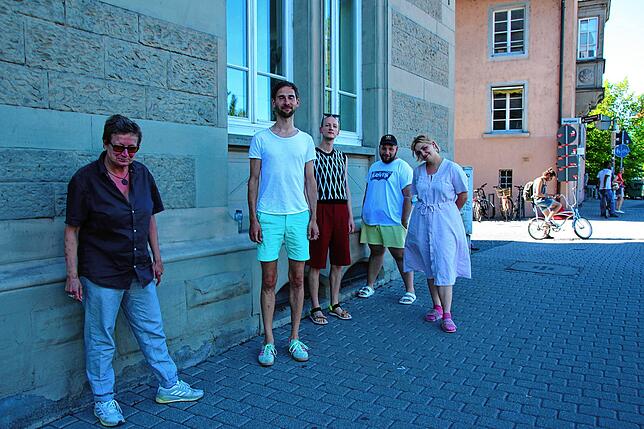 Karin Becker, Jonas Pätzold, Dominik Puhl, Ioachim Zarculea und Bineta Hansen. Im Hintergrund das Verwaltungsgebäude des Stadttheaters.