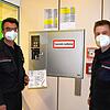 Die Feuerwehrmänner Bernd Zimmermann (links) und Fabian Dreher am Feuerwehr-Informationszentrum (FIZ) des Krankenhauses. Zimmermann hält ...