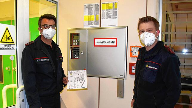 Die Feuerwehrmänner Bernd Zimmermann (links) und Fabian Dreher am Feuerwehr-Informationszentrum (FIZ) des Krankenhauses. Zimmermann hält ...