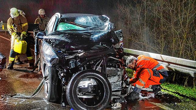 Schwerer Verkehrsunfall zwischen Tuningen und Tuttlingen: Ein 61-Jähriger gerät mit seinem BMW in den Gegenverkehr.