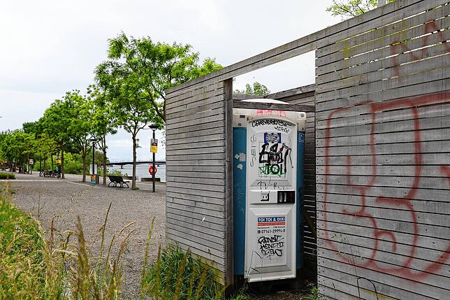 Am Seerhein stehen auf Höhe der Schneckenburgstraße zwei mobile Toiletten.