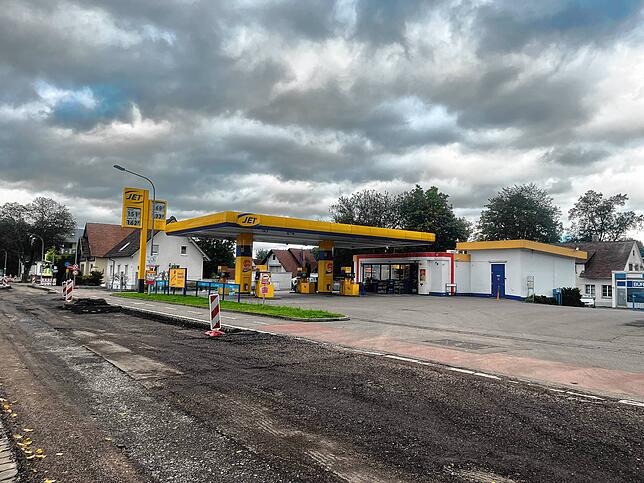 Auch die Jet-Tankstelle ist von der Baustelle betroffen. Fahrzeuge, die tanken, sind kaum noch zu sehen.