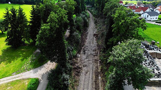 Blick auf die Unfallstelle bei Riedlingen rund einen Monat nach dem Zugunglück. Bei der Entgleisung eines Regionalzugs mit drei Toten ...
