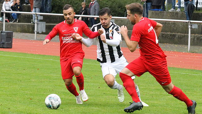 Rein in die Lücke: Der Laufenburger Matteo Mäder (Mitte) setzt sich beim 4:1-Erfolg seiner Mannschaft gegen den SV RW ...