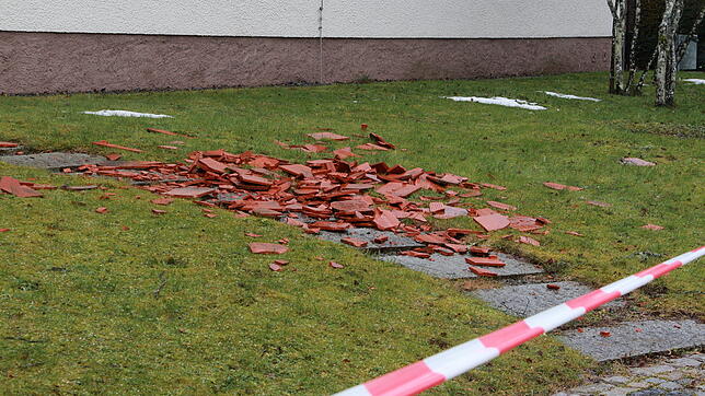 Am Dach der evangelischen Antoniuskirche in Mönchweiler hat Sturm Sabine einige Ziegel abgedeckt. Ein Loch von gut zwei Quadratmetern ...