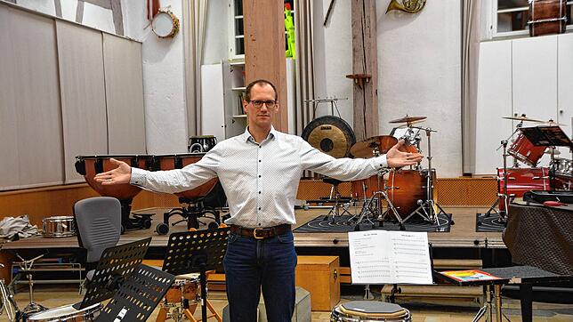 Christoph Maaß, Leiter der Knabenmusik, steht vor verwaisten Instrumenten im Proberaum der Jugendmusikschule. Normalerweise proben hier ...
