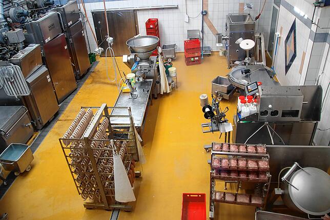 Blick aus dem Metzgerstüble in die Produktion.