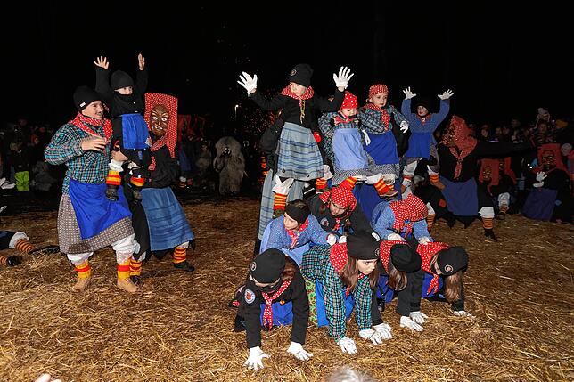 Bild 7: In Konstanz erwacht die Fasnacht 2025: Riedhexen und Schneeschreck tanzen durch den Wald