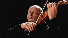 Thomas Zehetmair spielt in der Bergkirche Büsingen. Foto: Wolfgang Schmidt Ammerbuch