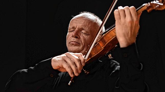Thomas Zehetmair spielt in der Bergkirche Büsingen. Foto: Wolfgang Schmidt Ammerbuch