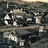 Blick von Südosten auf den Wehrer Farrenstall (vorne) und das Alte Schloss in den 1920er Jahren. In dem Gebäude am Alten Schloss befand ...