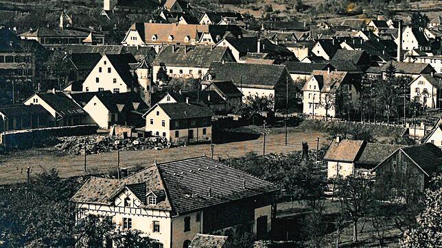 Blick von Südosten auf den Wehrer Farrenstall (vorne) und das Alte Schloss in den 1920er Jahren. In dem Gebäude am Alten Schloss befand ...