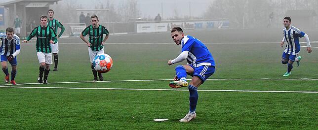 Fehlschuss: Mit seinem Strafstoß hätte Julian Bächle im Spitzenspiel gegen den FC Zell den „Deckel drauf“ für die SG ...