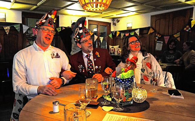 Schunkelrunde: Vizezunftmeister Hardy Frick mit Georg und Christiane Riedmann.