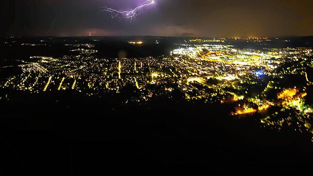 Am Abend des 24. August fegte ein Unwetter über die Region. Die Hohentwiel-Webcam hat sämtliche Blitze, die sich über Singen und dem ...