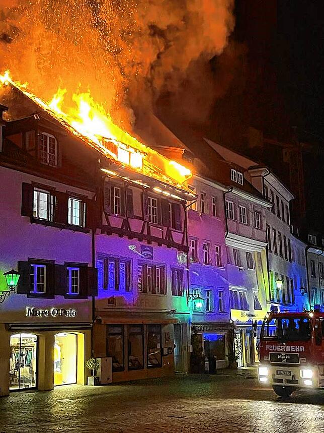 Ein Großaufgebot von 175 Einsatzkräften von Feuerwehr und Rotem Kreuz rückt an, um die Lage zu sichern.