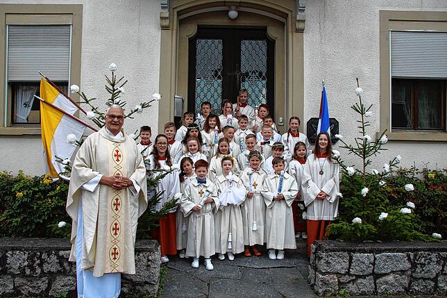 In Eggingen feierten 19 Kinder am Weißen Sonntag, 7. April, mit Pfarrer Karl-Michael Klotz ihre Erstkommunion.