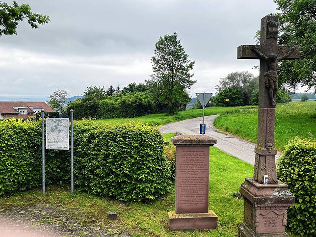 Am Bettelnahnsen-Kreusz in Aasen haben die Sportler die steile Passage hinter sich und begeben sich wieder den Berg hinunter in Richtung ...
