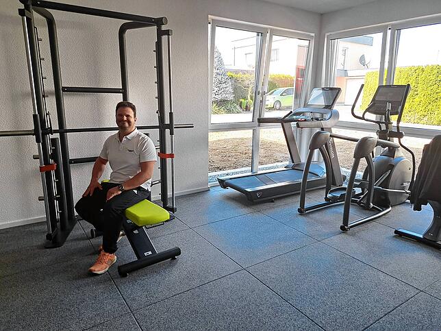 Einige Geräte stehen schon. Fabien Günther im Raum seiner medizinischen Trainingstherapie.