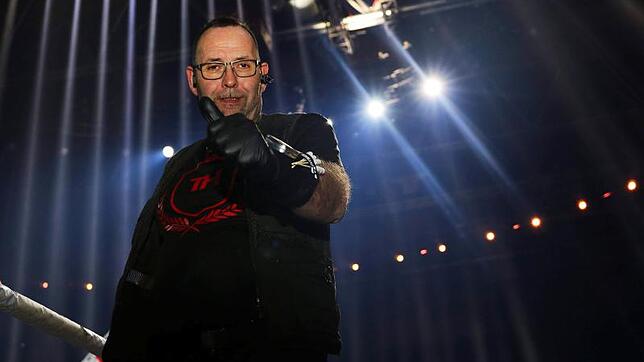 Der Überlinger Markus Schwer als Cutman beim millionenschweren Profi-Boxkampf in der Nürnberger Arena. Bild: Marco Baumann