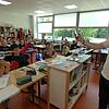 Lehrer Fabian Fischer kontrolliert mit seinem Smartphone, ob die Antworten der Schüler richtig sind. Die Kärtchen der Schüler werden ...