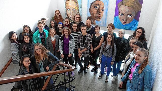 Die Nachwuchskünstler vor Werken zum Thema &bdquo;Selbstdarstellung und Verwandlung&ldquo; aus dem Friedrich-Wöhler-Gymnasium Singen. ...