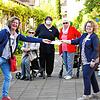 Claudia Tissler-Buhr (links) übergibt den Stick mit dem Videogottesdienst an die Heimleiterin des Margarete-Blarer-Hauses im Paradies, ...
