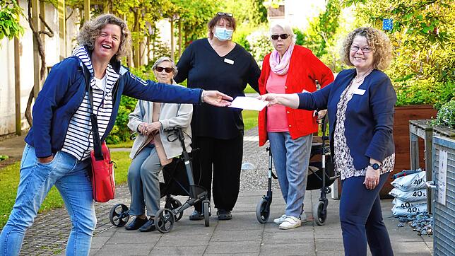 Claudia Tissler-Buhr (links) übergibt den Stick mit dem Videogottesdienst an die Heimleiterin des Margarete-Blarer-Hauses im Paradies, ...