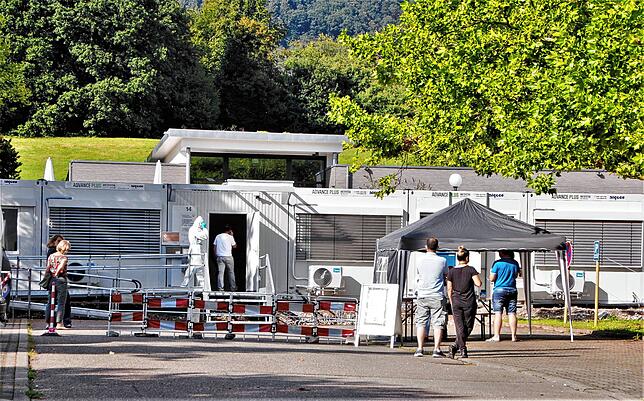 Das Corona-Testzentrum des Landkreises Waldshut auf dem Parkplatz des ehemaligen Kreiskrankenhauses in Bad Säckingen.